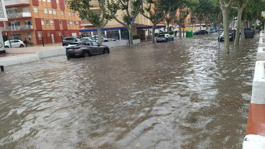 Calles inundadas en el Arenal de Xàbia por las fuertes lluvias en la provincia de Alicante