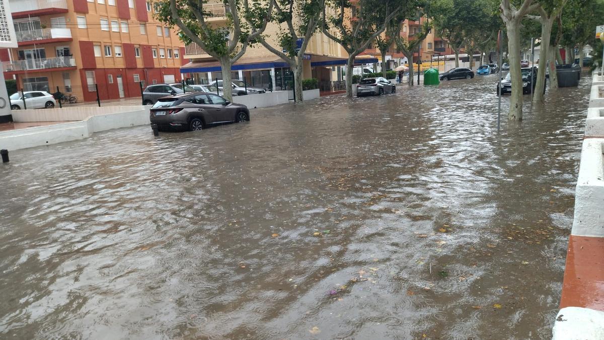 Calles inundadas en el Arenal de Xàbia por las fuertes lluvias en la provincia de Alicante