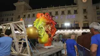 La Hoguera Oficial ya pisa la plaza del Ayuntamiento
