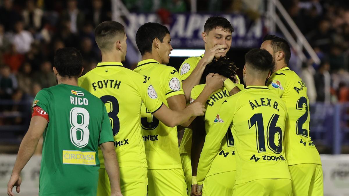 Los jugadores del Villarreal celebran uno de sus goles ante el Santa Amalia en Copa.