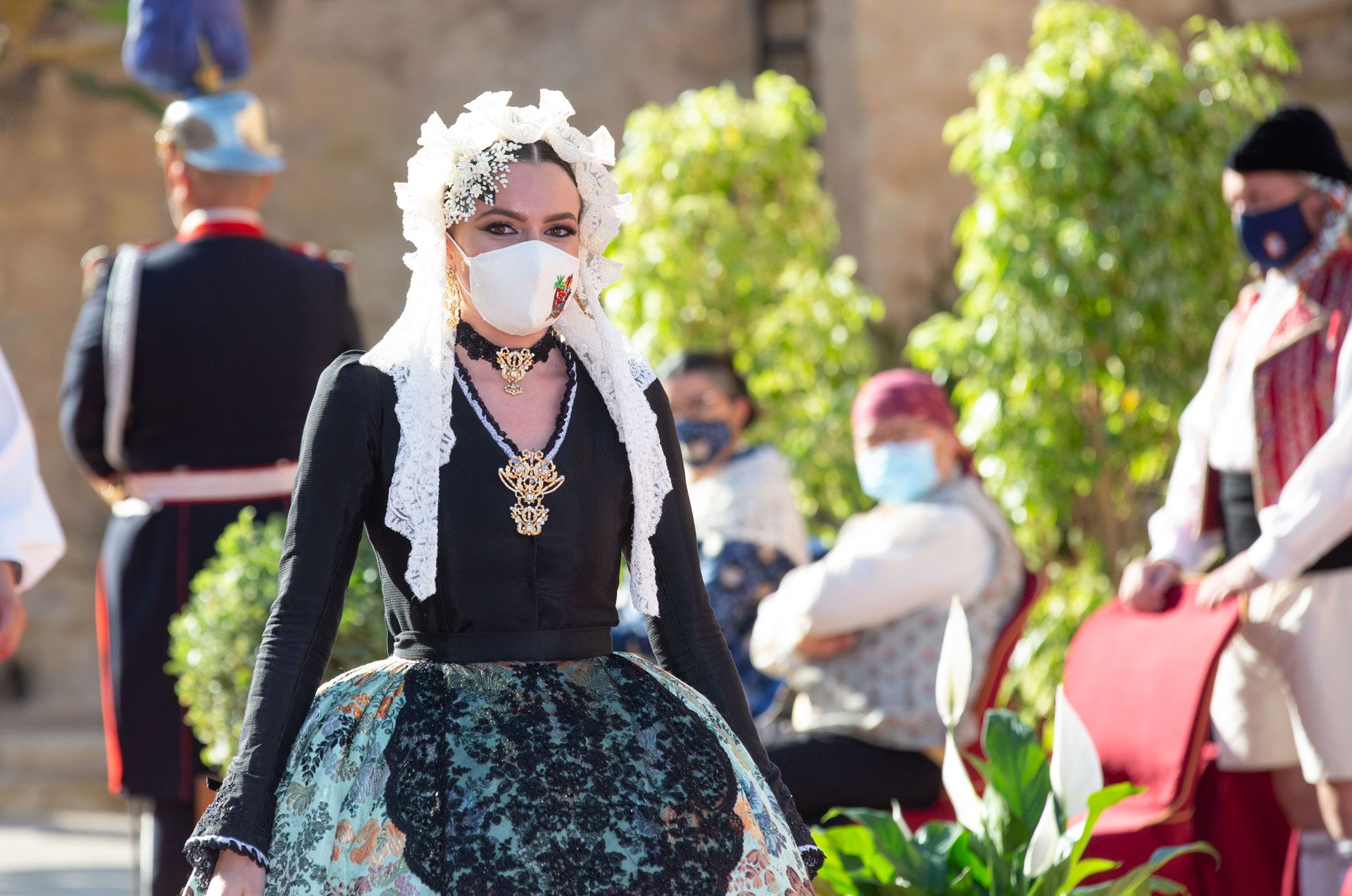 Hogueras de Alicante: El Ayuntamiento recibe a las 79 candidatas a Bellea del Foc