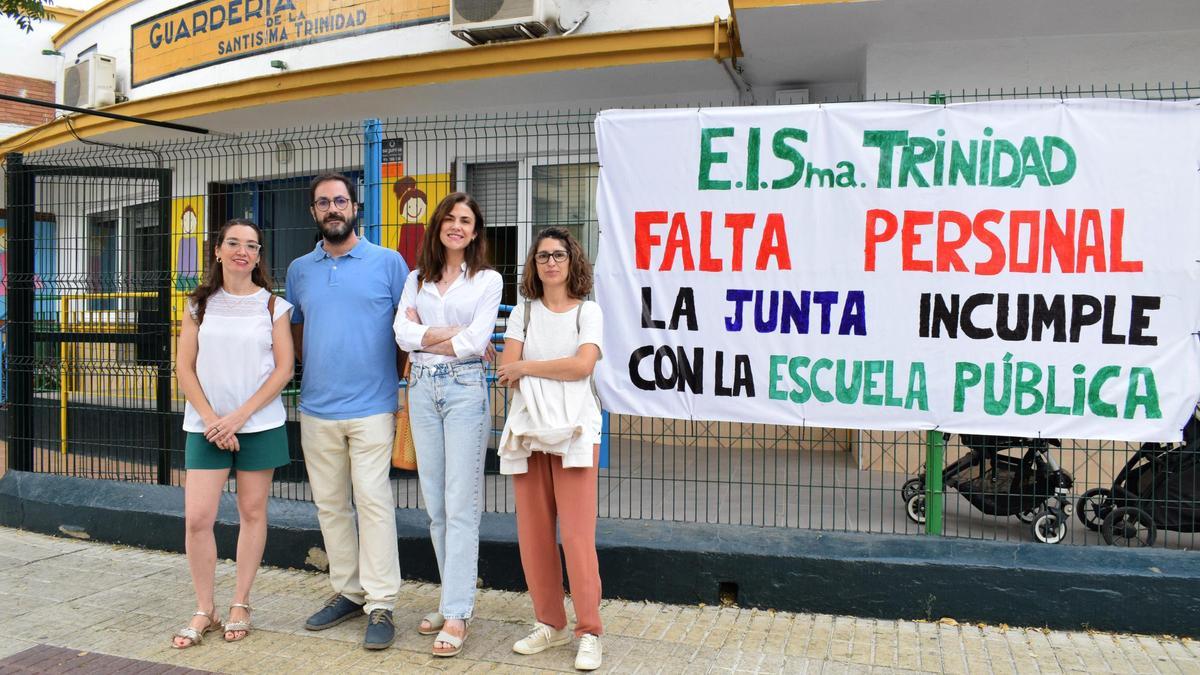 Padres de alumnos del centro de educación infantil Santísima Trinidad protestan por la falta de personal