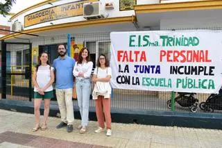 Padres de alumnos del centro de educación infantil Santísima Trinidad protestan por la falta de personal