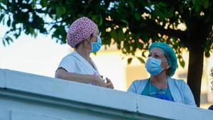 undefined53009854 sanitarios del hospital virgen del roc o  despu s del aplaud200402212131