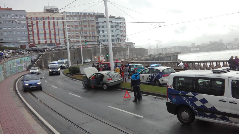 En el siniestro ocurrido esta mañana el vehículo se salió de la vía y terminó subido a la mediana.