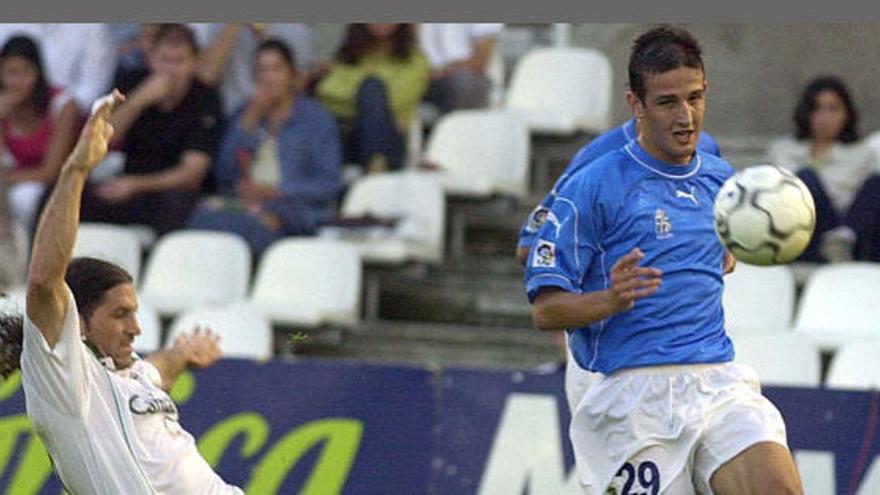 Alberto Saavedra, a la derecha, disputando el balón en un partido jugado durante su etapa en el Real Oviedo./ Lne