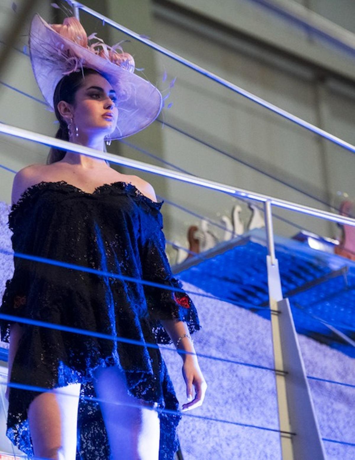 Una modelo durante la pasada edición de la Pasarela Artesanal de la Región de Murcia.