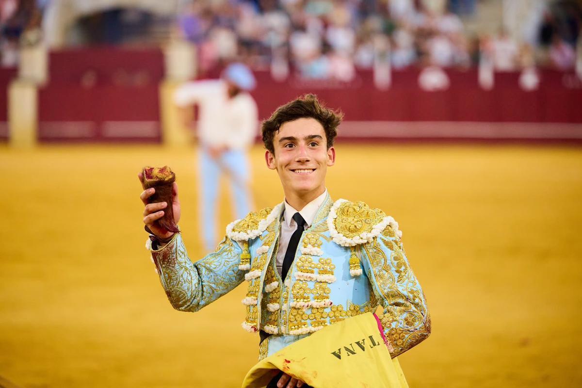 El cordobés Manuel Quintana muestra una de las dos orejas conseguidas este domingo en la plaza de toros de Málaga.