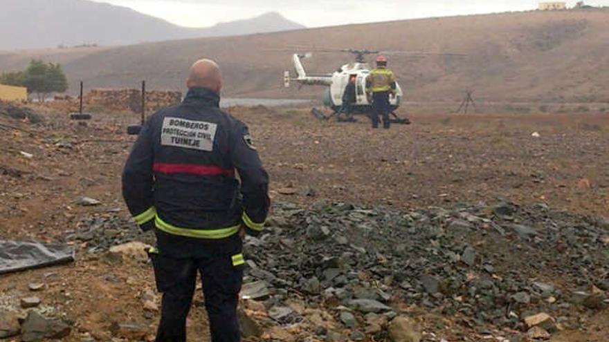 Un bombero de Tuineje observa el helicoptero de la Guardia Civil durante la reciente muerte de un vecino de Tuineje. | lp/dlp