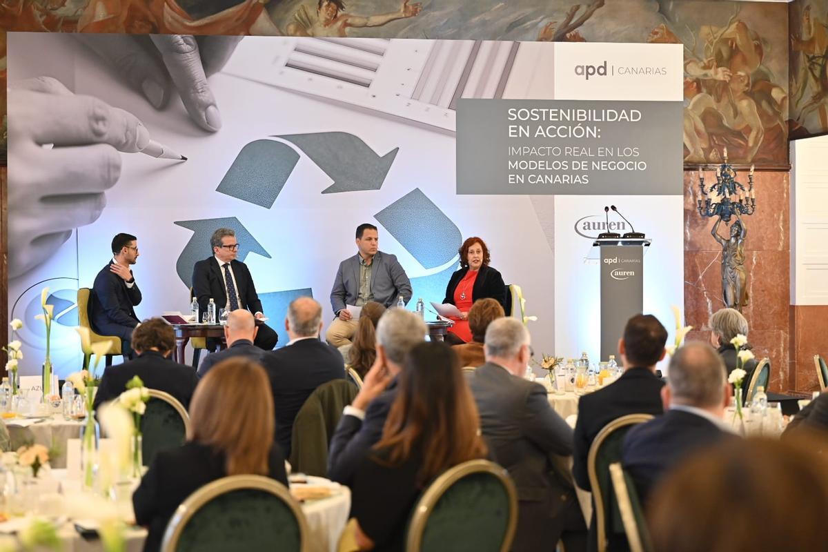 Rodrigo Gómez (Auren), Juan Luis Santana (Terminales Canarios), Carlos Yánez (Grupo Félix Santiago) y Ángeles Díaz (Auren).