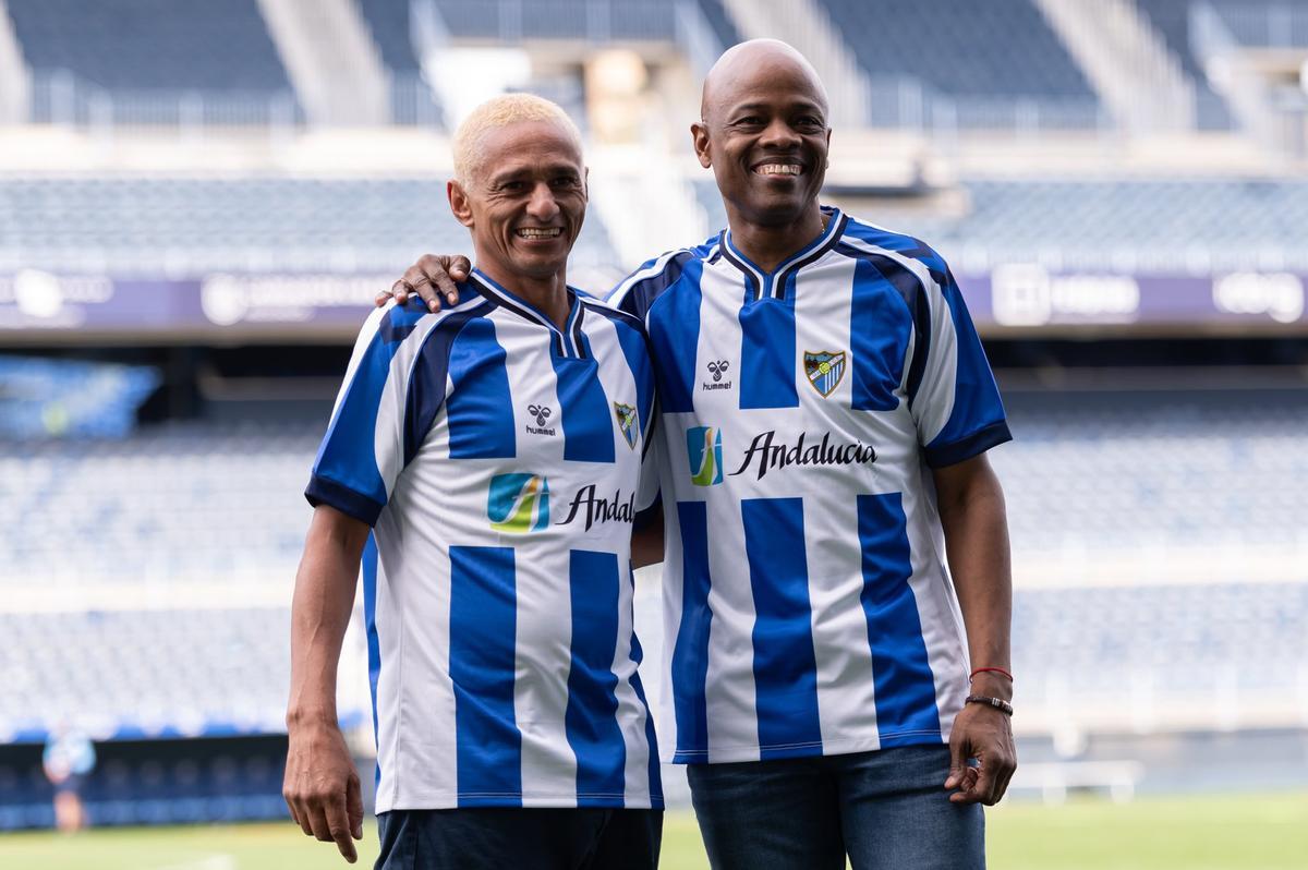 Darío Silva y Dely Valdés fueron los dos modelos que estrenaron la nueva camiseta del Málaga CF.