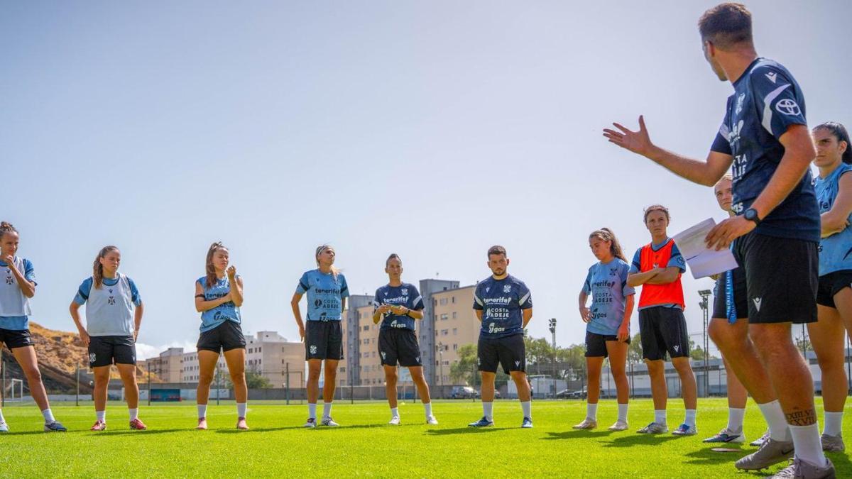 Yerai Martín, dirigiéndose a las jugadoras en el primer entrenamiento. |