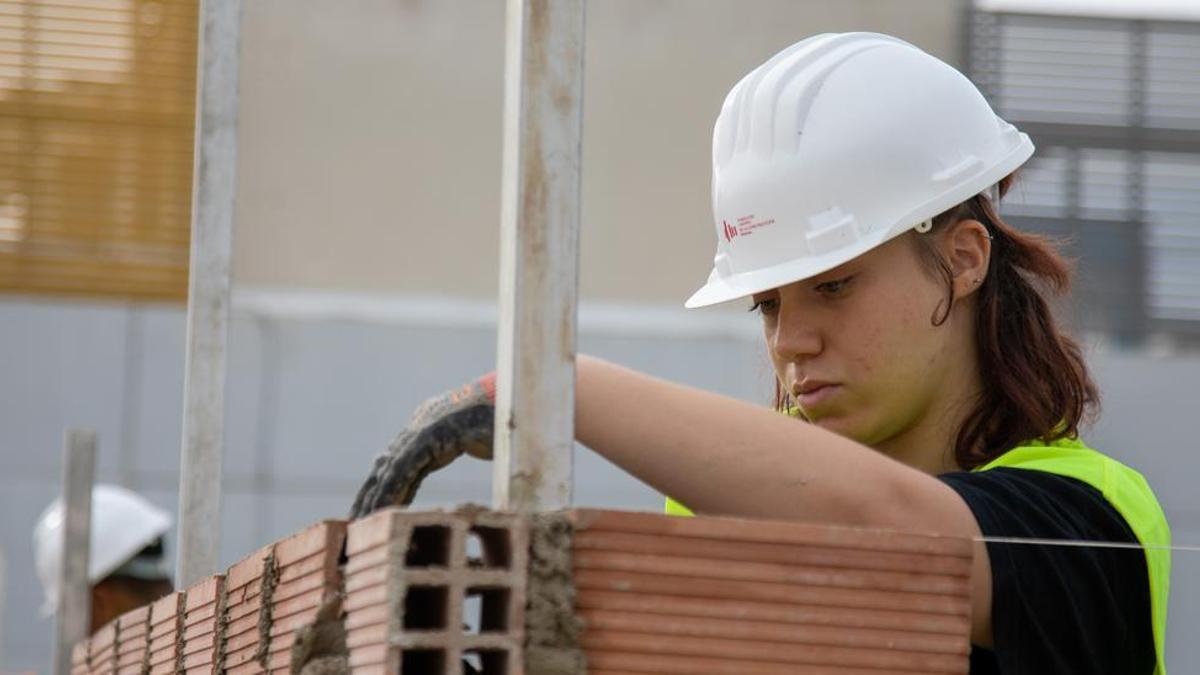 Mujeres a pie de obra: las chicas tiran tabiques y prejuicios en la construcción.