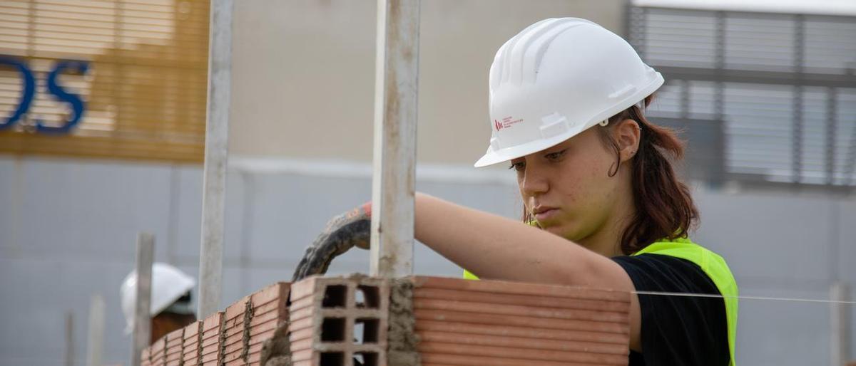 Mujeres a pie de obra: las chicas tiran tabiques y prejuicios en la construcción.