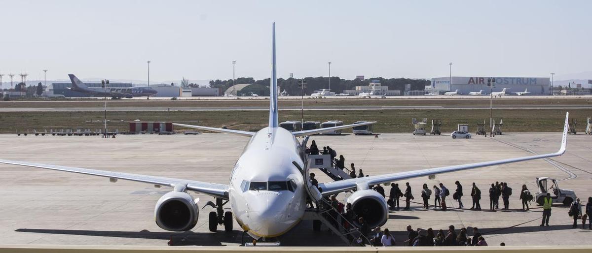 Pasajeros suben a un avión en el Aeropuerto de Valencia.