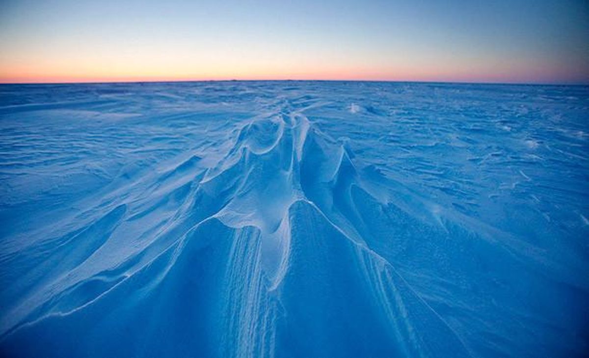 Una capa de gel sobre l’oceà Àrtic, a Alaska, amb les marques que el vent ha format a la superfície.