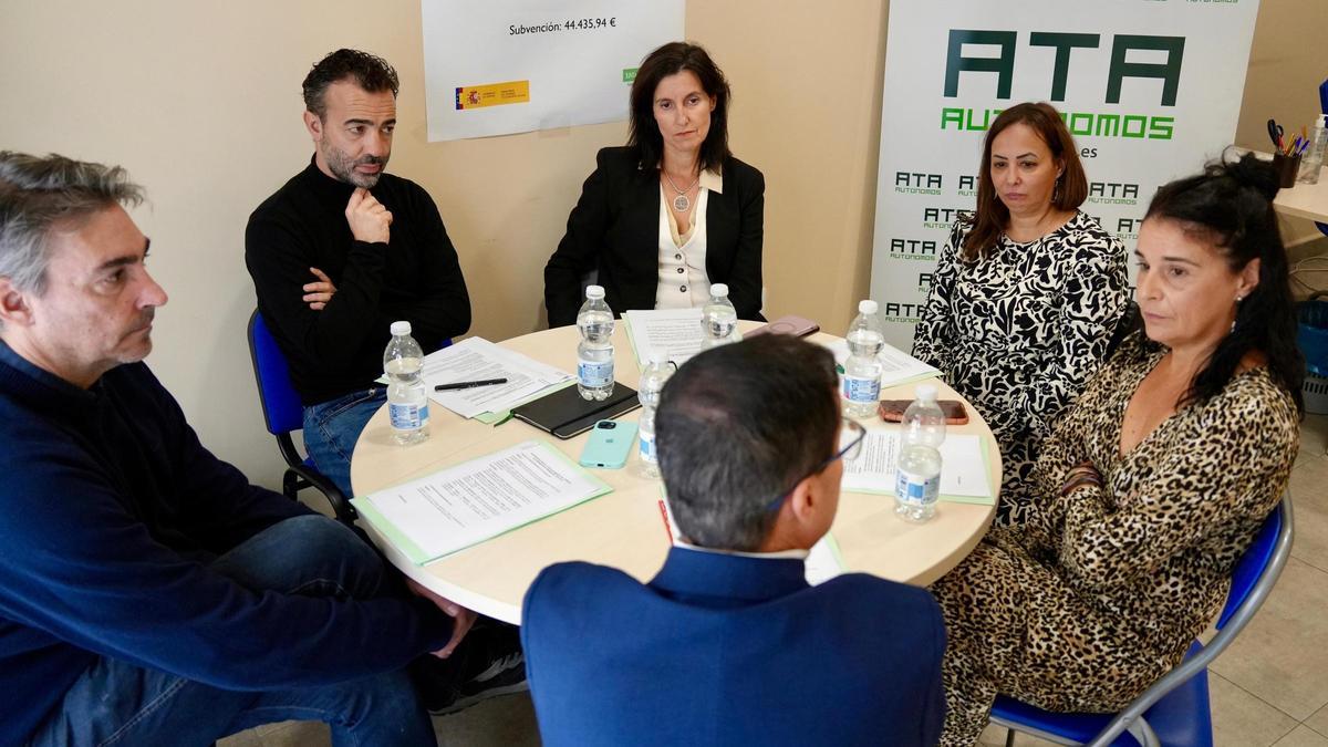 El candidato del PSOE a la Junta, Miguel Ángel Gallardo, en su reunión con ATA.