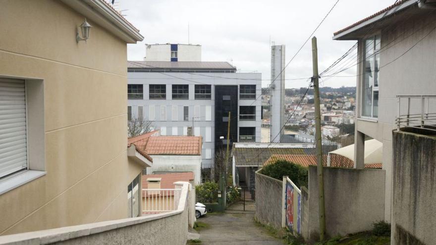 Viviendas que serán expropiadas por la ampliación, con uno de los edificios del Chuac al fondo de la imagen. | // CASTELEIRO ROLLER/AGENCIA