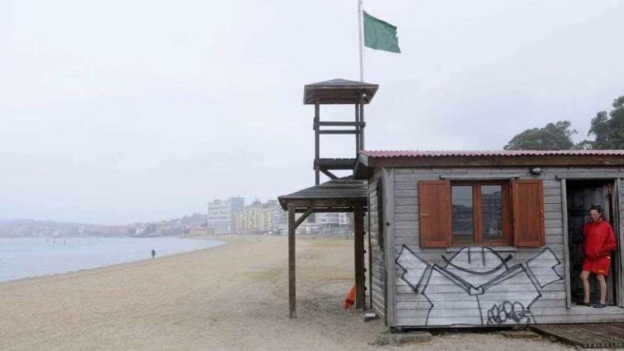 El Concello ordenó izar la bandera verde en la playa, al levantarse la restricción del baño. // Noé Parga