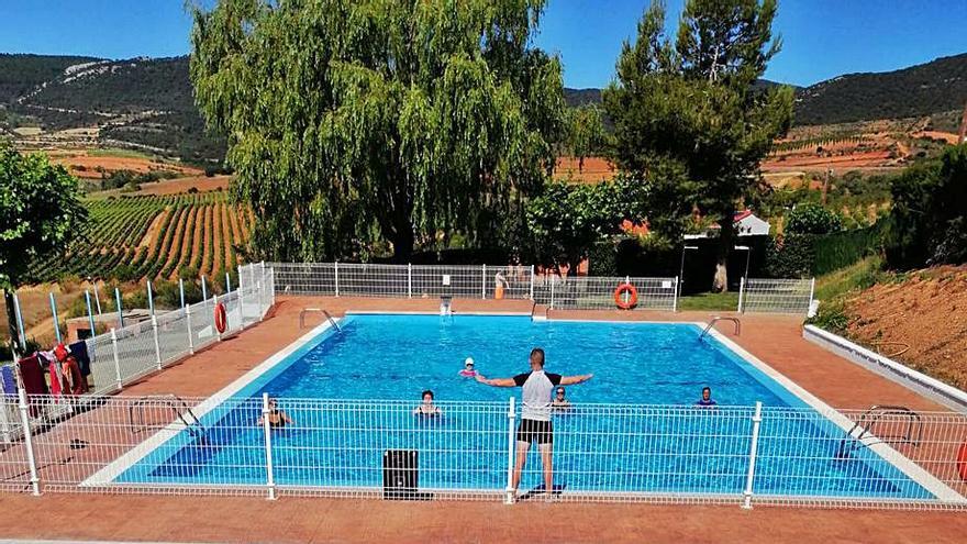 Los vecinos disfrutan en agosto del aquagym en las piscinas municipales. | SERVICIO ESPECIAL