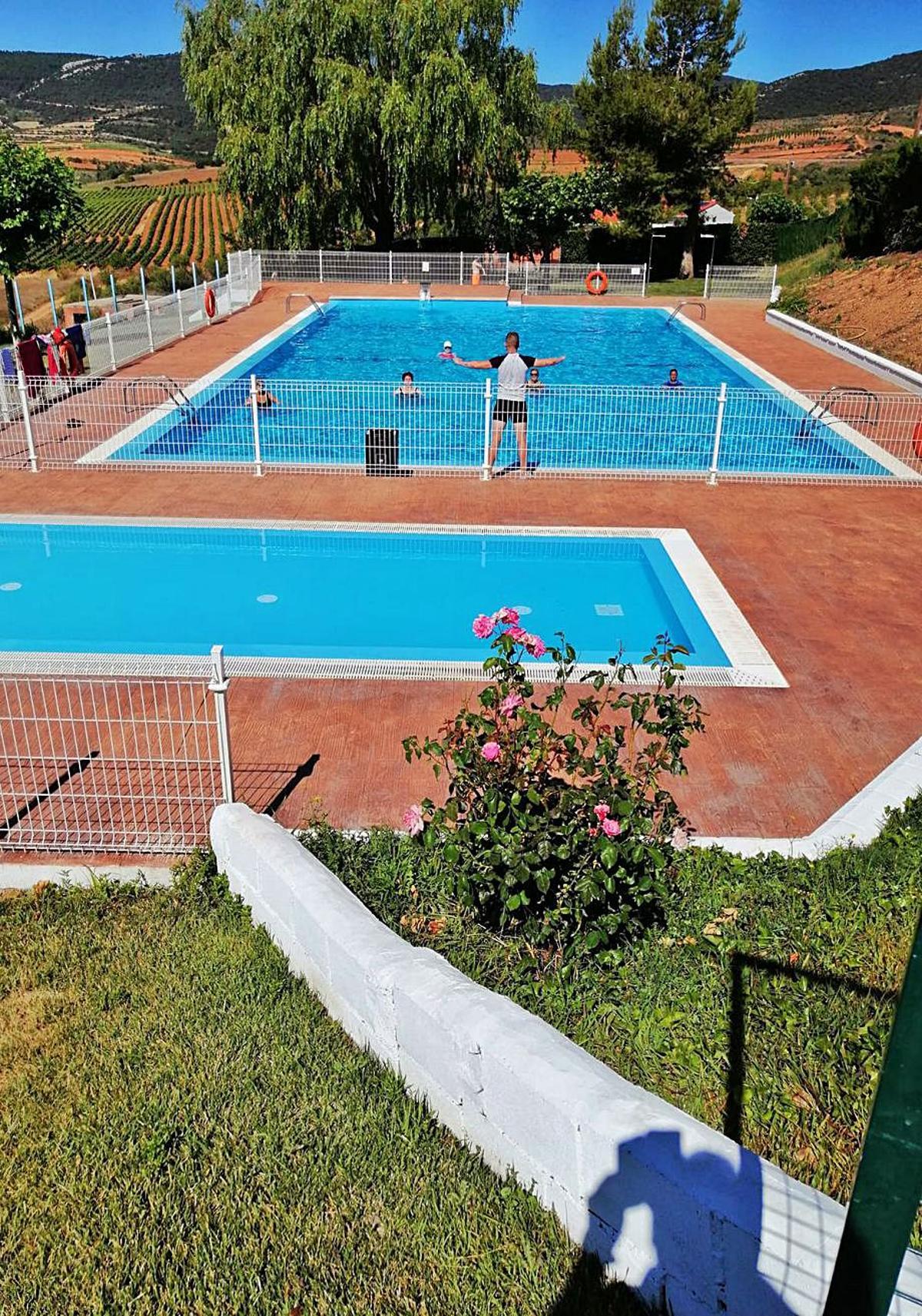 Los vecinos disfrutan en agosto del aquagym en las piscinas municipales. | SERVICIO ESPECIAL