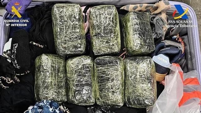 Fardos de cocaína en una maleta incautada en el aeropuerto Adolfo Suárez Madrid-Barajas.