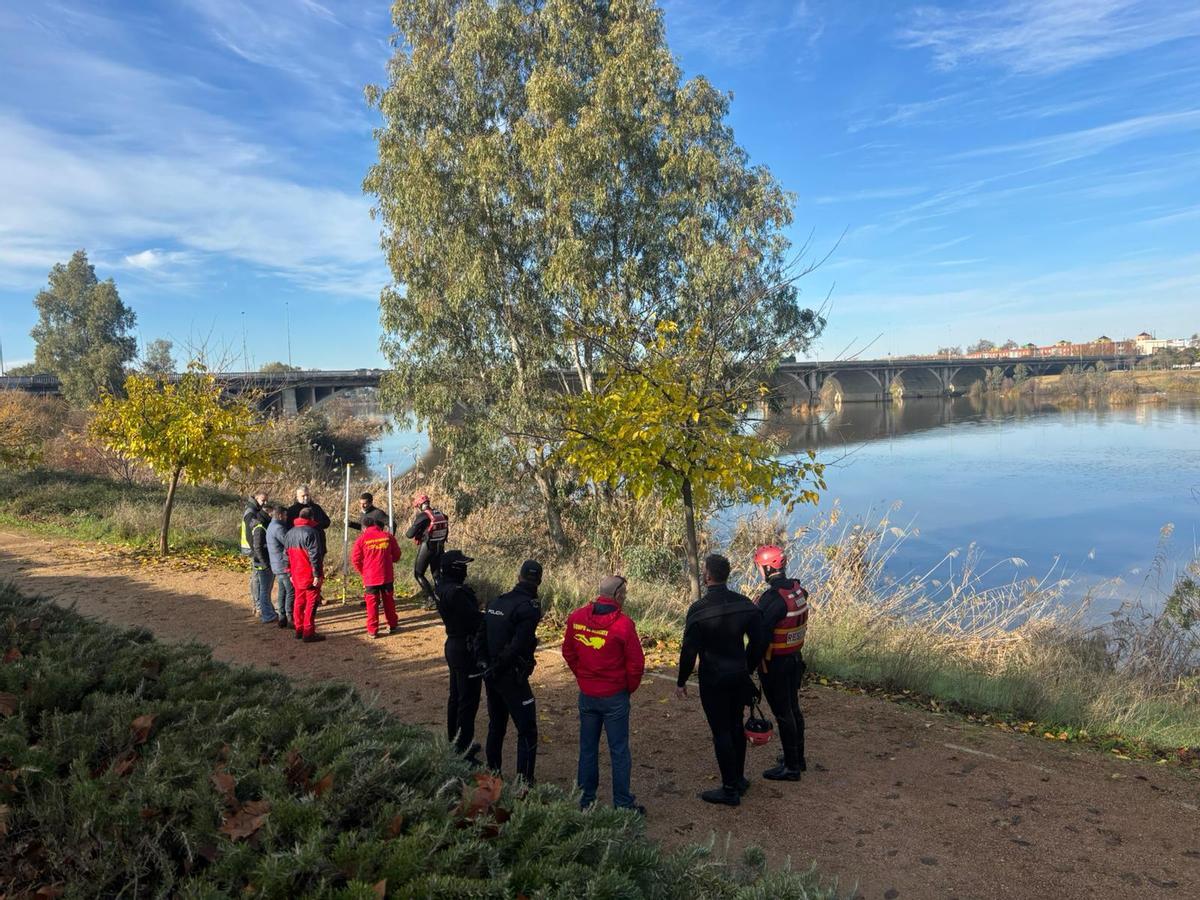 Parte de los agentes que han compuesto el dispositivo de búsqueda en el río Guadiana a su paso por Badajoz.