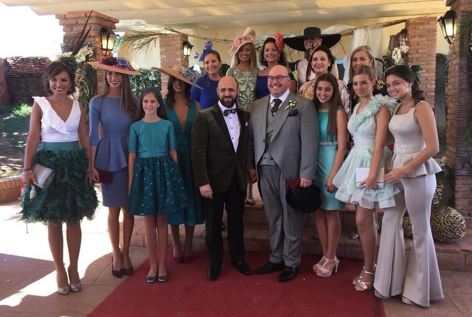 Con falleras mayores e infantiles de València.