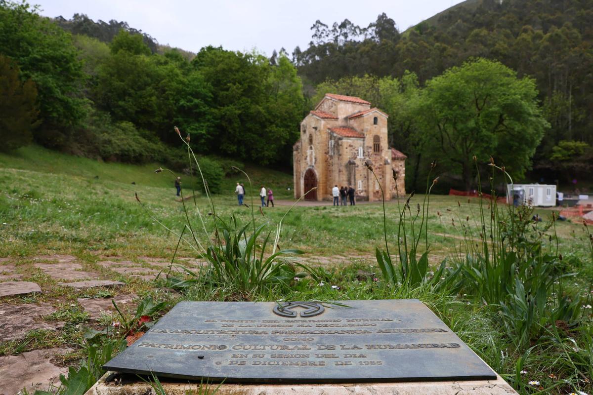 San Miguel de Lillo, al fondo, con la placa que recuerda la declaración de la UNESCO en primer término.