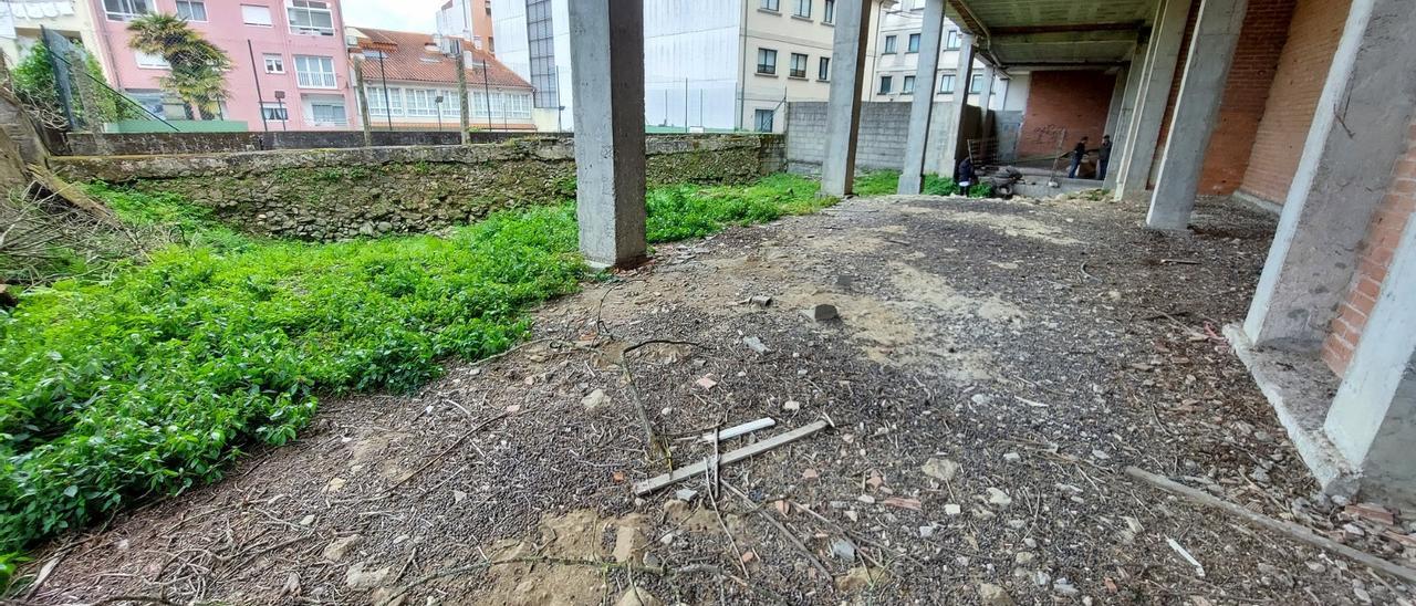 El espacio de la sala para el &quot;Bueu Romano&quot; y, a la izquierda, los terrenos donde se volverá a excavar en Pescadoira.