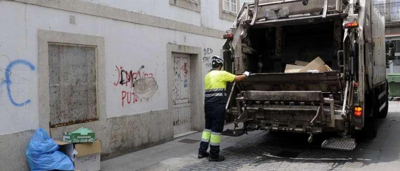 Uno de los camiones de recogida de basura de Meaño.