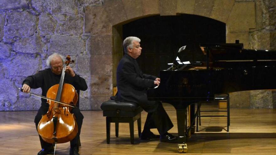 El violonchelista Stefan Popoy y el pianista Sergey Bezrodny durante el concierto de ayer.
