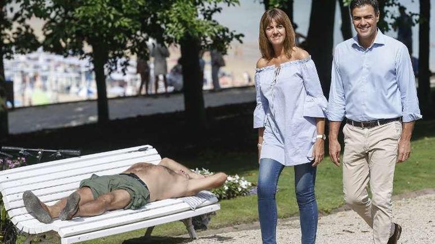 Sánchez y Mendia, paseando por San Sebastián. // Efe