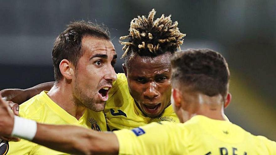 Paco Alcácer celebrando un gol junto a sus compañeros Yeremy y Chukwueze