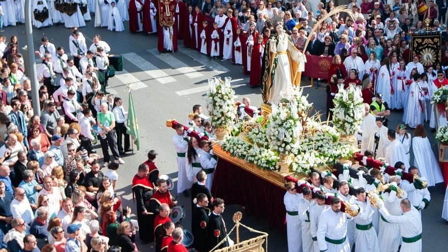 La imagen de San Juan procesiona en un trono a hombros realizado en madera y cubierto en pan de oro.