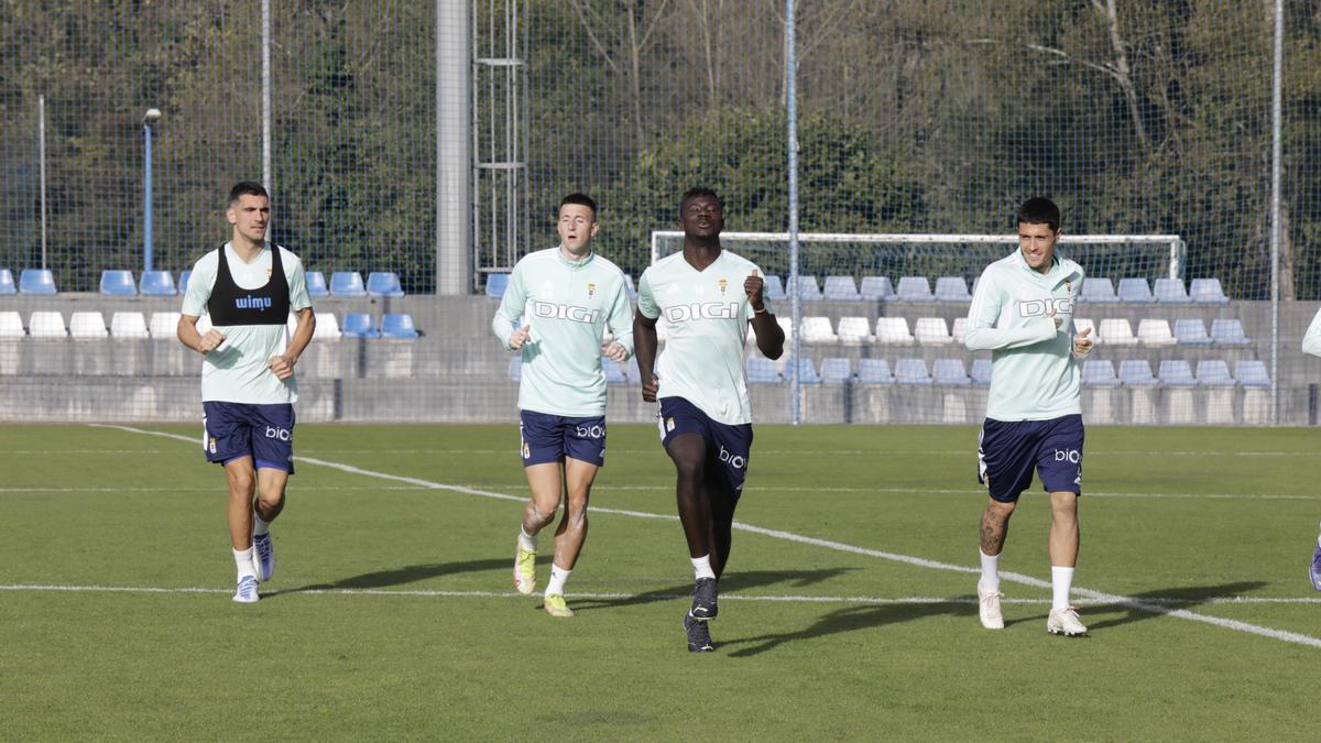 Por la izquierda, Calvo, Bretones, Obeng y Hugo Rama en un entrenamiento del Real Oviedo