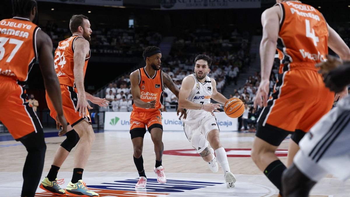 Real Madrid y Valencia Basket en un partido de la ACB esta temporada