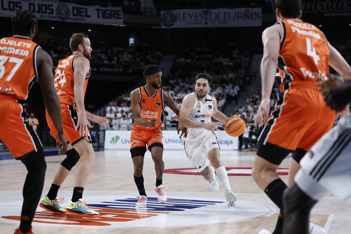 Real Madrid y Valencia Basket en un partido de la ACB esta temporada
