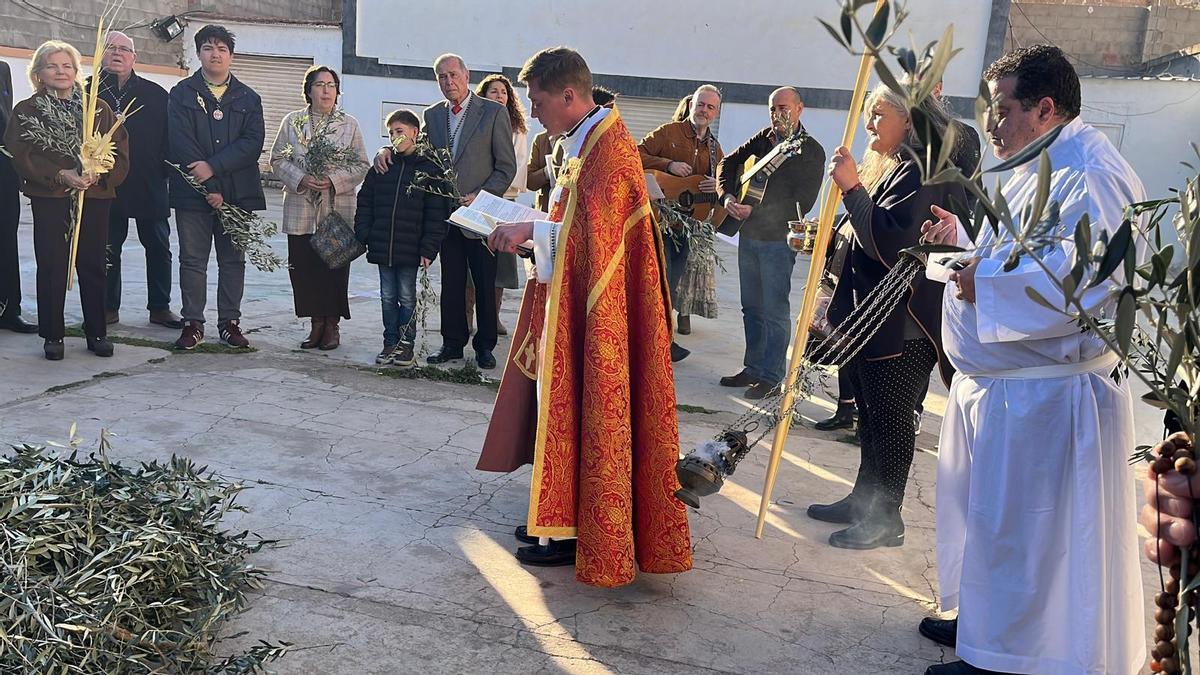 Un momento de la bendición de las palmas en el antiguo cine de verano.