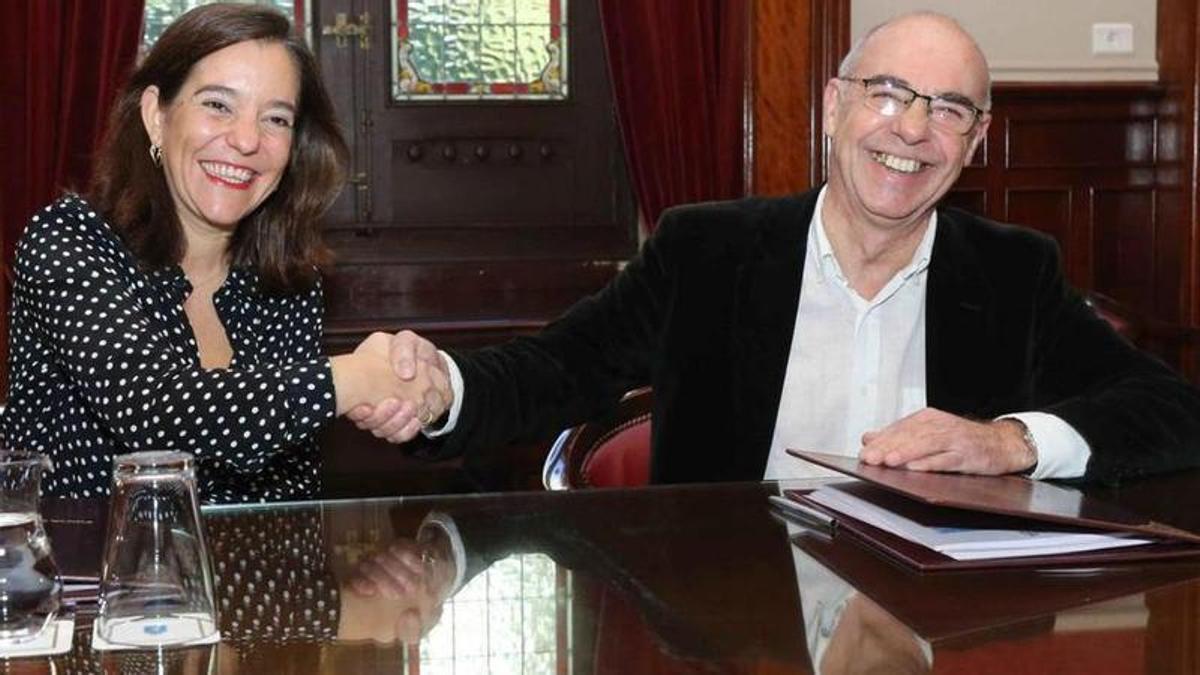 Inés Rey y Francisco Jorquera en la firma del acuerdo del presupuesto.