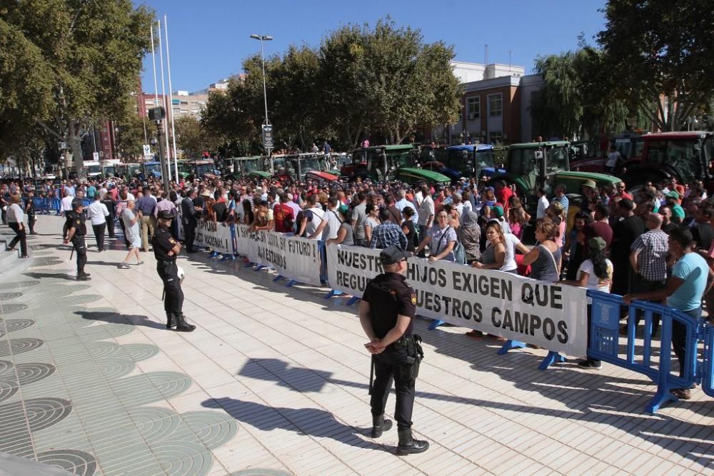 Protesta de agricultores en la Asamblea Regional