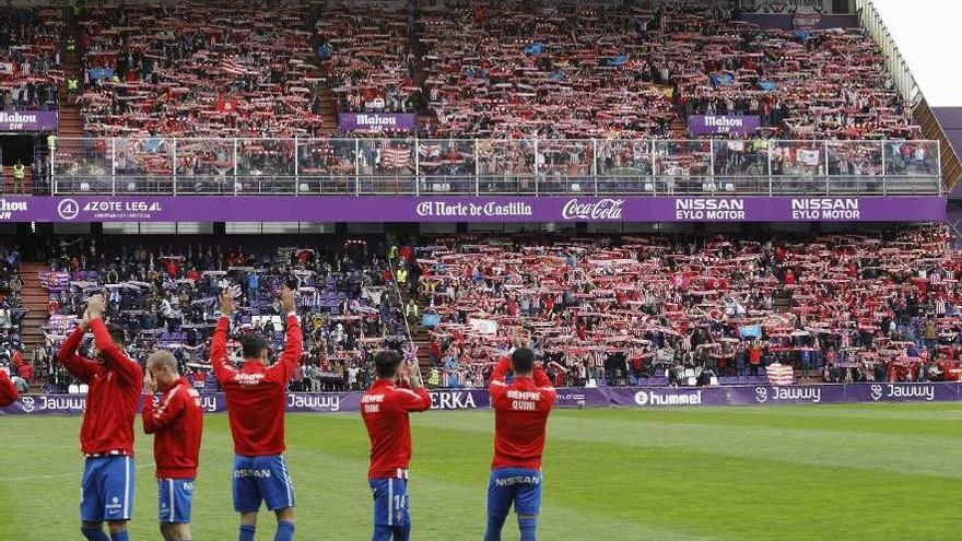 Los jugadores del Sporting saludan a la Mareona en la última visita a Zorrilla.