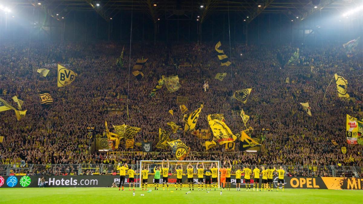 Afición del Dortmund en el Signal Iduna Park