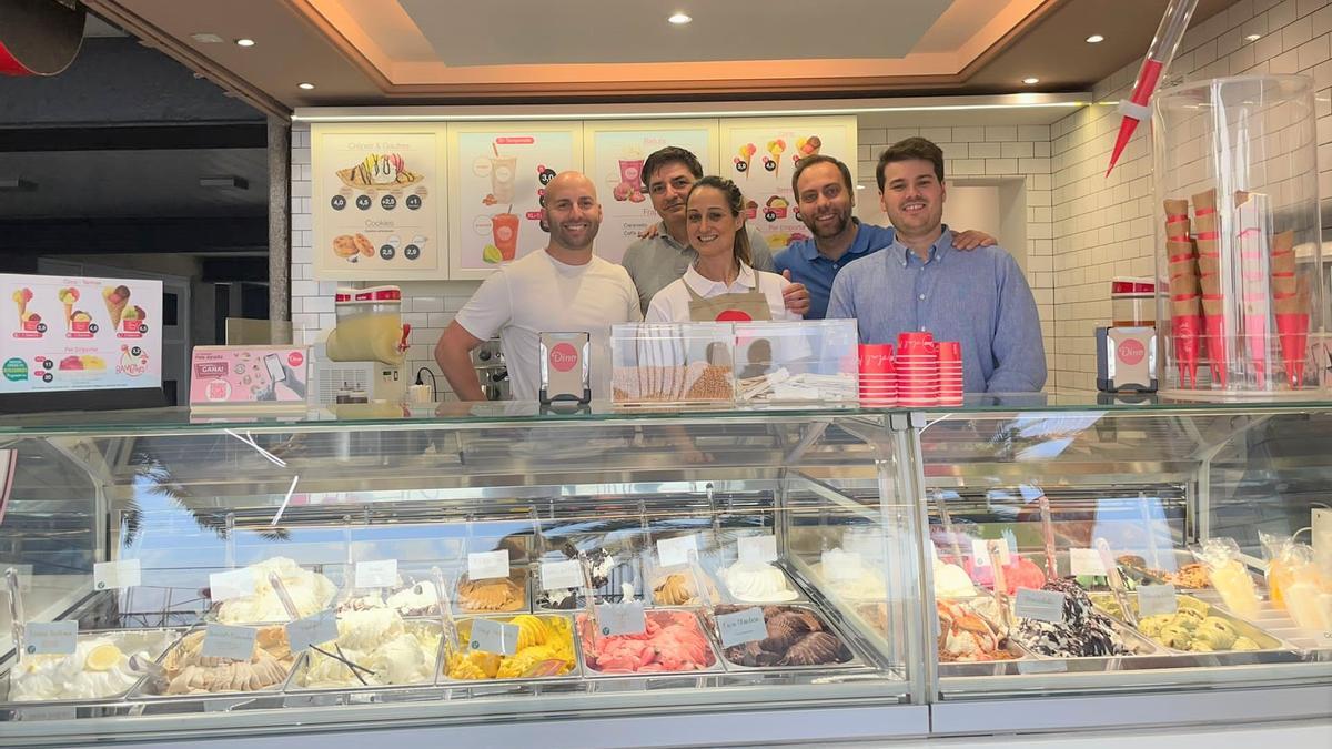 D’esquerra a dreta: Eduardo Pérez, franquiciat de la nova botiga de Gelati Dino a Calafell; David Garcia, director d’operacions; Susana Barranco, franquiciada de la gelateria; Enric Bofill, director d’expansió i Stefano Rosso, director de marca.