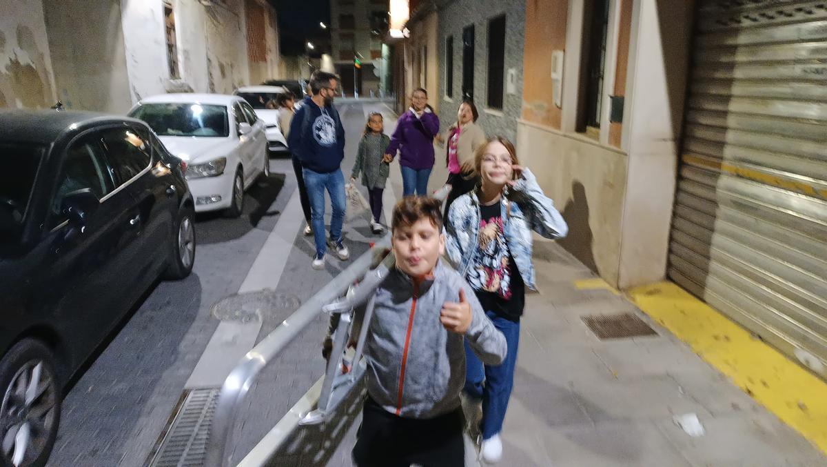 Los pequeños acompañan a los miembros del colectivo a instalar los captadores.