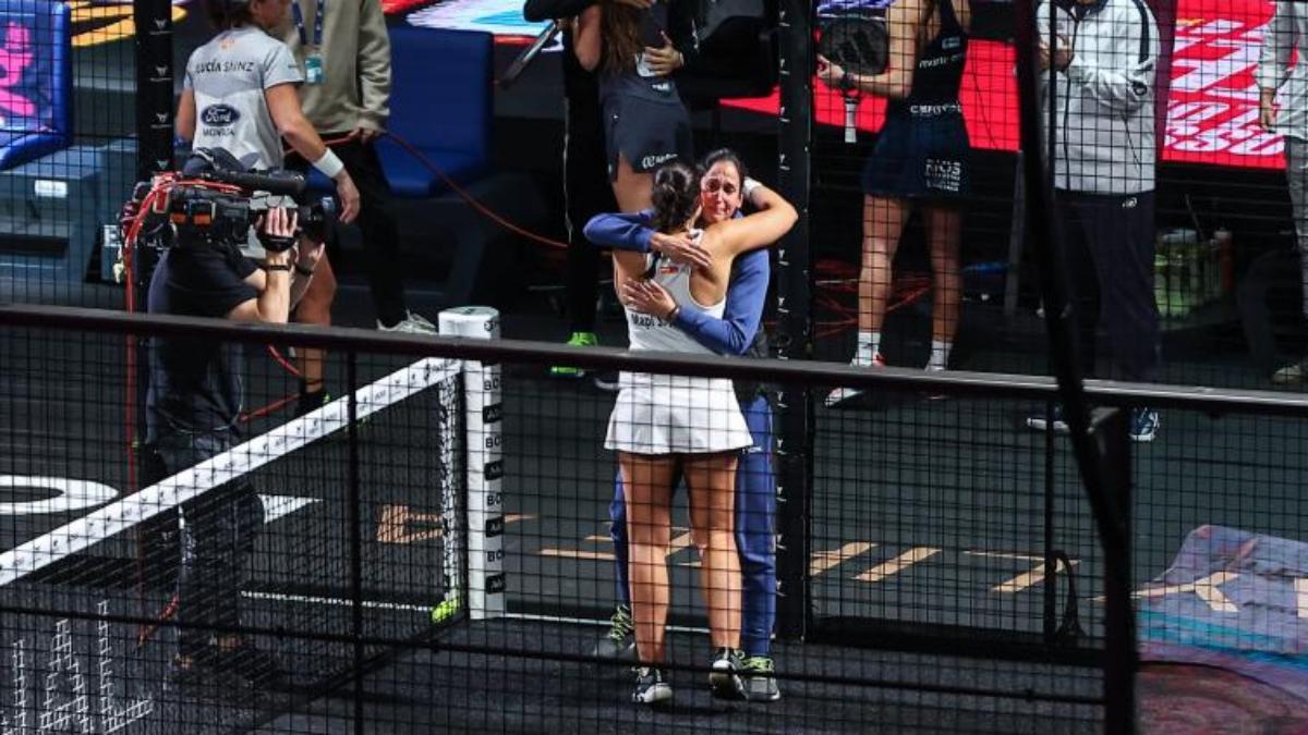 Majo se abrazó con su hermana Mapi en el último momento de jugadoras profesionales