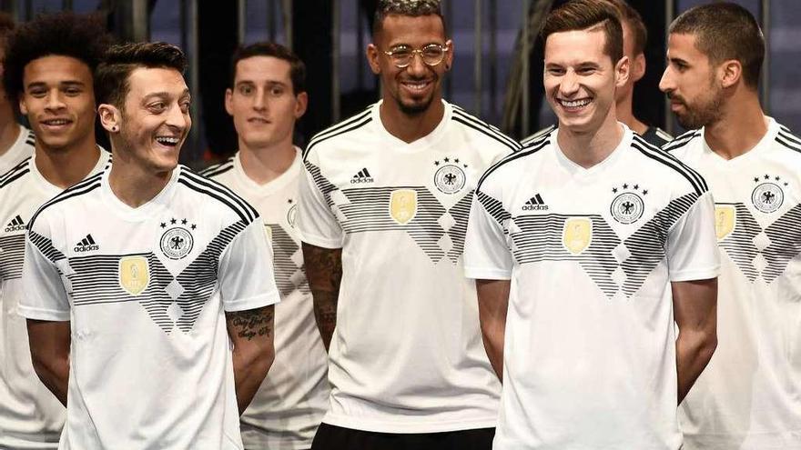 Alemania presentó su indumentaria para el Mundial de Rusia que homenajea al combinado de 1990.