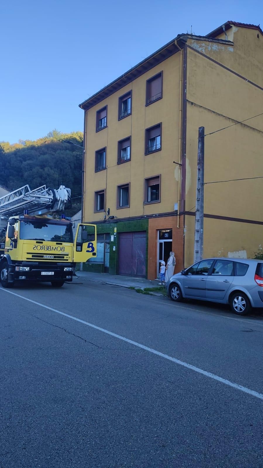 Susto en Langreo: dos heridos al derrumbarse parte del primer piso de una vivienda en Ciaño