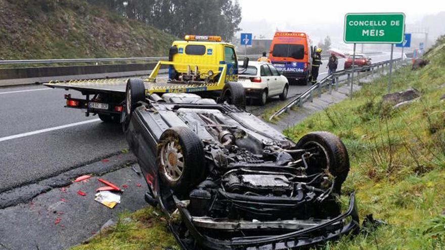 Estado del coche tras volcar esta mañana.// I. ABELLA