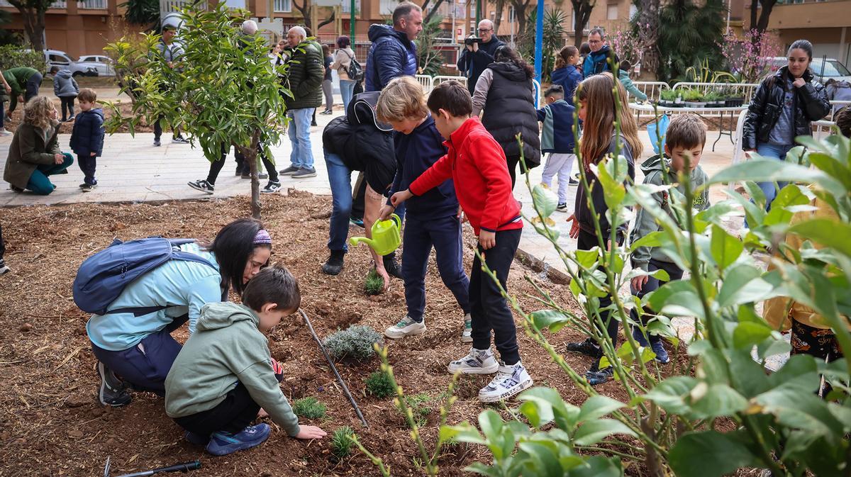 Familias, jóvenes y vecinos han querido implicarse activamente en esta mejora.
